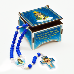 Terço infantil Aparecidinha em caixa de MDF, com contas azuis e imagem de Nossa Senhora Aparecida.
