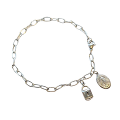 Pulseira de cadeia em inox com cadeado e medalha milagrosa.