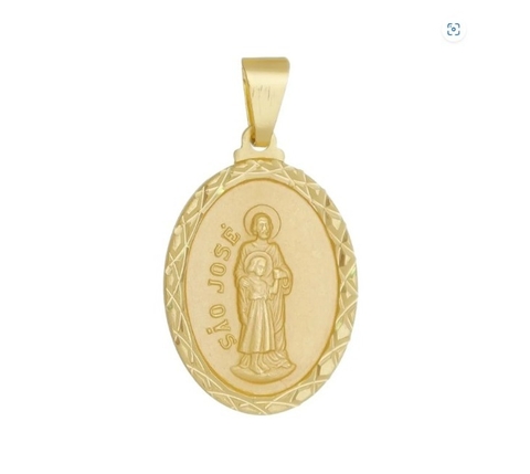 Pingente folheado a ouro com imagem de São José e criança, detalhado e diamantado.