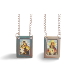 Escapulário de aço inox tradicional colorido médio com imagens de Nossa Senhora e Jesus Cristo.