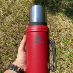 Termo clásico rojo 950 ml con asa Stanley - Bazar Colucci