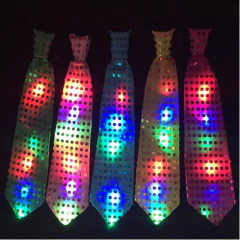 Corbata con luz en internet