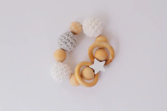 Mordillo de madera y tejido en internet