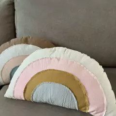 Almohadón arcoiris - Algo Bonito Universo Artesanal