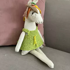 Unicornio Doris con vestido en internet