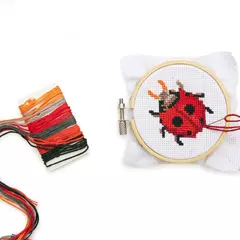 Mini Kit de bordado en punto de cruz Mariquita - Kikkerland - Tienda Diseñarte