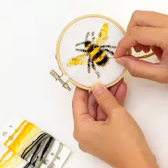 Mini Kit de bordado en punto de cruz Abeja - Kikkerland - tienda online