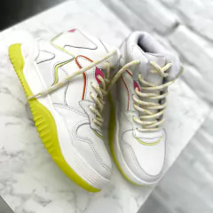 Blake Cuero Blanco y Lima en internet