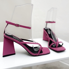 IRIS CUERO FUCSIA (detalles) - comprar online