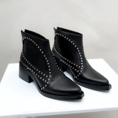 PETRA CUERO NEGRO en internet