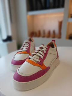 Imagen de Bogna Cuero Blanco y Fucsia (cuero arrugado pie izquierdo)
