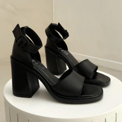 MARA CUERO NEGRO en internet