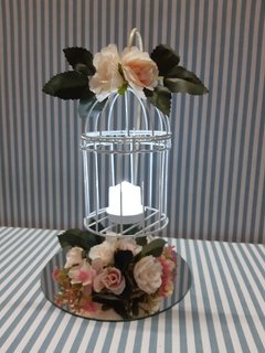 Imagen de Centro De Mesa Jaula Con Pie Flores Y Velita Led