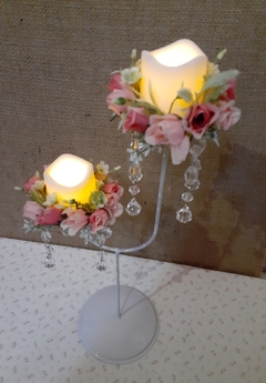 Imagen de Candelabro con caireles y flores