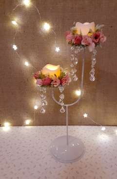 Candelabro con caireles y flores - Somos tu Evento