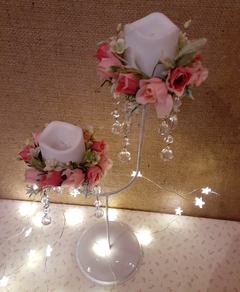 Candelabro con caireles y flores