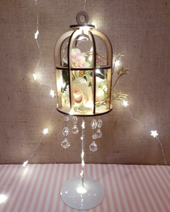Imagen de centro de mesa jaula con flores caireles y luces led
