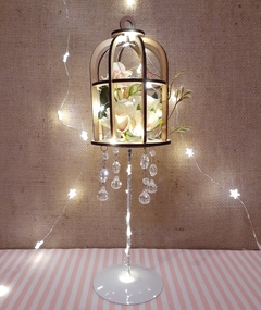centro de mesa jaula con flores caireles y luces led - Somos tu Evento