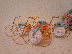souvenir bici dorada con flores