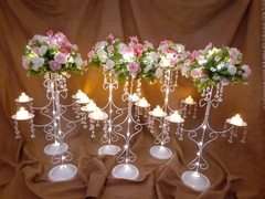 Centro de mesa candelabro con flores. luces led y caireles - comprar online