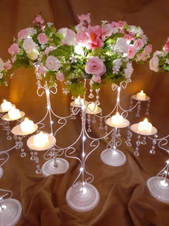 Centro de mesa candelabro con flores. luces led y caireles - Somos tu Evento