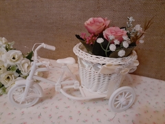 Centro De Mesa Bicicleta Mimbre Con Flores - comprar online