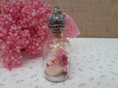 souvenir frasquito con flores secas y borla en internet