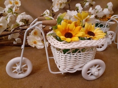 souvenir mini bici de mimbre con flores
