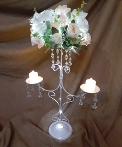 Centro de mesa candelabro con flores. luces led y caireles
