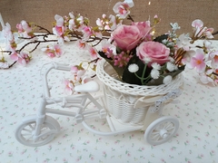 Centro De Mesa Bicicleta Mimbre Con Flores - Somos tu Evento