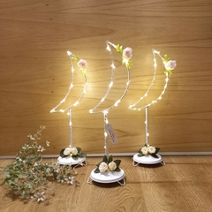 centro de mesa luna con luces led y flores