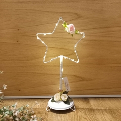 centro de mesa estrella con luces led y flores en internet