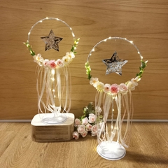 Imagen de centro de mesa atrapa sueños de hierro floral con luces led