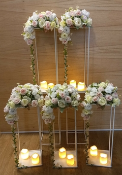 Centro de mesa floral con soporte de hierro rectangular y velitas led - tienda online