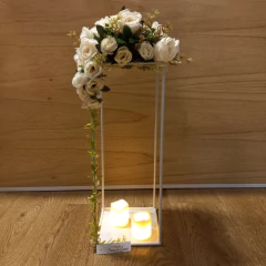 Centro de mesa floral con soporte de hierro rectangular y velitas led - tienda online