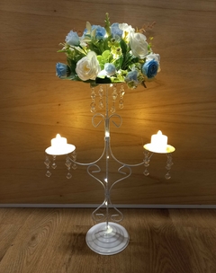 Imagen de Centro de mesa candelabro con flores. luces led y caireles
