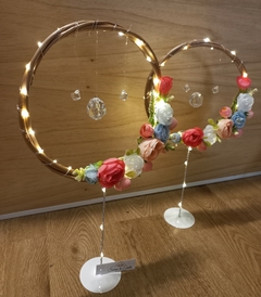 centro de mesa aro de mimbre con flores y luz led en internet