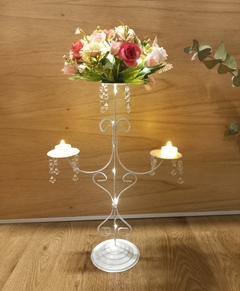 Centro de mesa candelabro con flores. luces led y caireles - Somos tu Evento