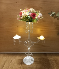 Centro de mesa candelabro con flores. luces led y caireles - tienda online