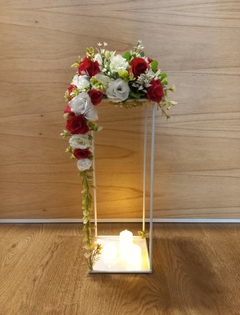 Centro de mesa floral con soporte de hierro rectangular y velitas led en internet