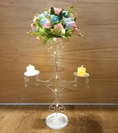 Centro de mesa candelabro con flores. luces led y caireles en internet