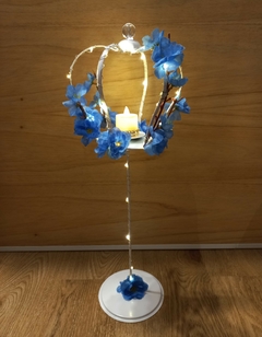 centro de mesa corona con luces led y flores en internet