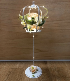 CENTRO DE MESA corona con pie, flores y luces led - comprar online