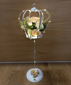 CENTRO DE MESA corona con pie, flores y luces led - Somos tu Evento
