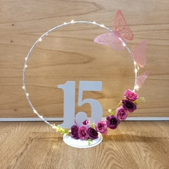 CENTRO DE MESA ARO NRO 15 CON FLORES, MARIPOSAS Y LUZ LED