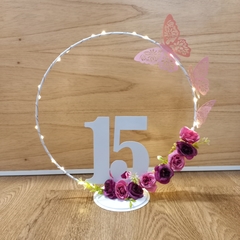 CENTRO DE MESA ARO NRO 15 CON FLORES, MARIPOSAS Y LUZ LED - tienda online
