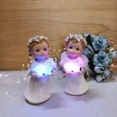 ANGEL CON OVEJA LUZ MULTICOLOR 16 CM - Somos tu Evento
