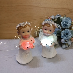 ANGEL CON OVEJA LUZ MULTICOLOR 16 CM - Somos tu Evento