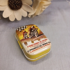 Lata mini pastillero autos motos ruras 5.5*3.5*2.3 CM - comprar online