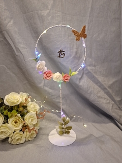 Centro de mesa chico 25cm aro con pie dije flores y mariposa - comprar online